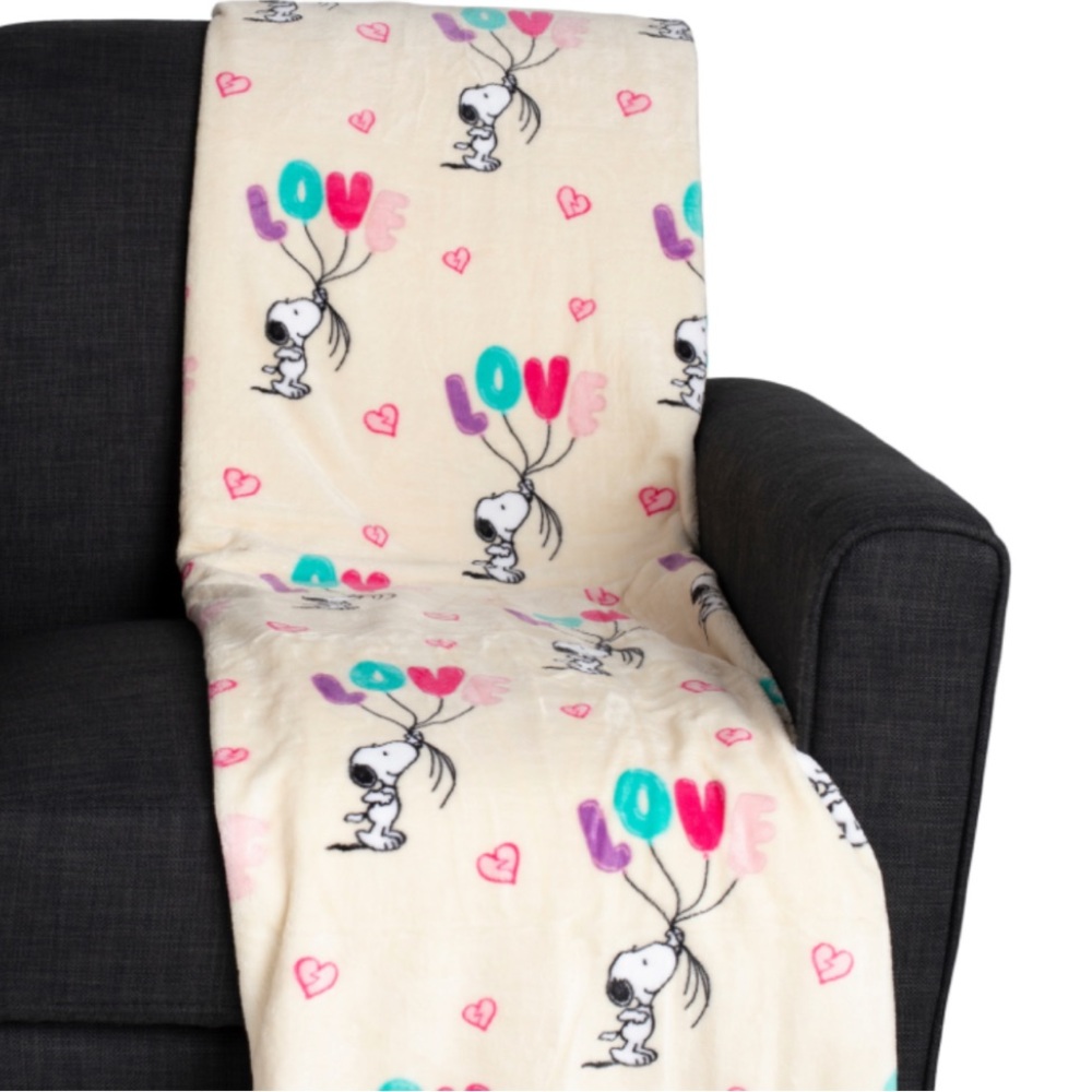 Berkshire Snoopy Blanket with Heart and Balloon Design
